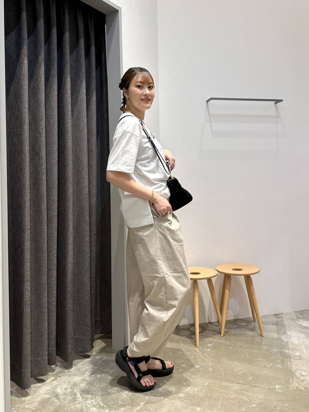 「高身長、体型カバー、オーバーサイズ、ママコーデ、骨格ストレート、高見え、カジュアル、BAYFLOW、Tシャツ、白Tシャツ、パンツ、サンダル、ショルダーバッグ、夏コーデ、セールコーデ」｜「BAYFLOWのフォトプリントワイドＴ（Tシャツ/カットソー、ホワイト系）」を使った、ayakabfさん（レディース・172cm）の夏コーディネートの2枚目の写真