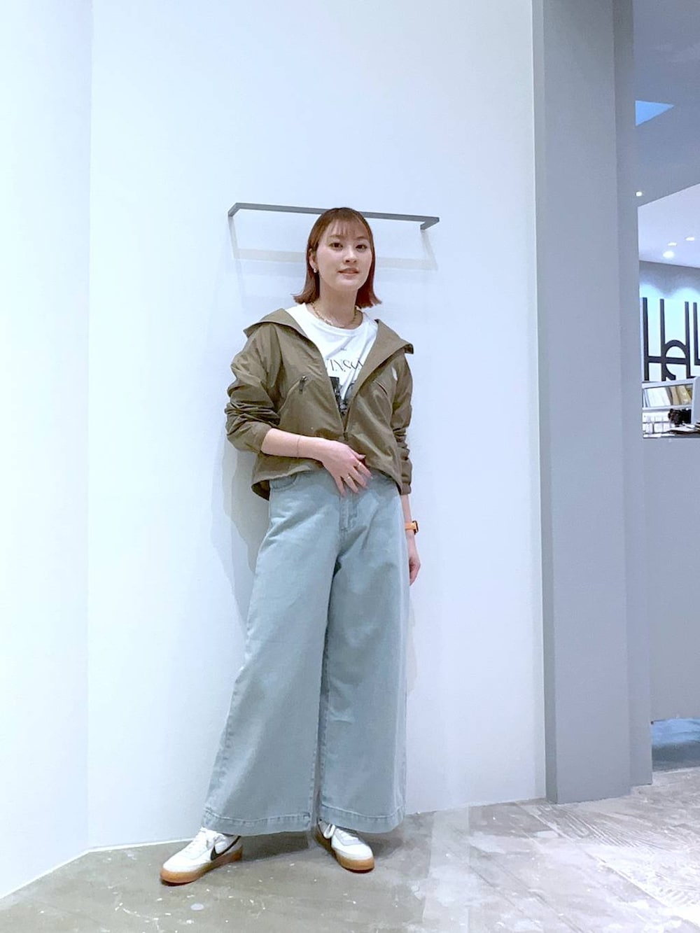 「高身長、体型カバー、オーバーサイズ、ママコーデ、高見え、カジュアル、BAYFLOW、スニーカー、アウター、マウンテンパーカー、撥水、デニムパンツ、ロンT、ワイドパンツ、接触冷感」｜「THE NORTH FACEの【THE NORTH FACE(ザ・ノース・フェイス)】ショートコンパクトジャケット（ブルゾン、グリーン系）」を使った、ayakabfさん（レディース・172cm）の春コーディネートの4枚目の写真