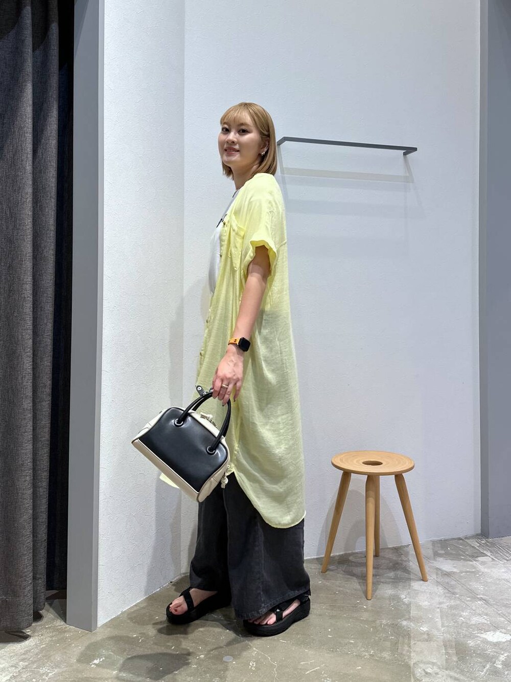 ホワイト系のTシャツ/カットソー、ブラック系のその他パンツ、イエロー系のワンピースを着用したレディースの夏コーディネートの2枚目の写真