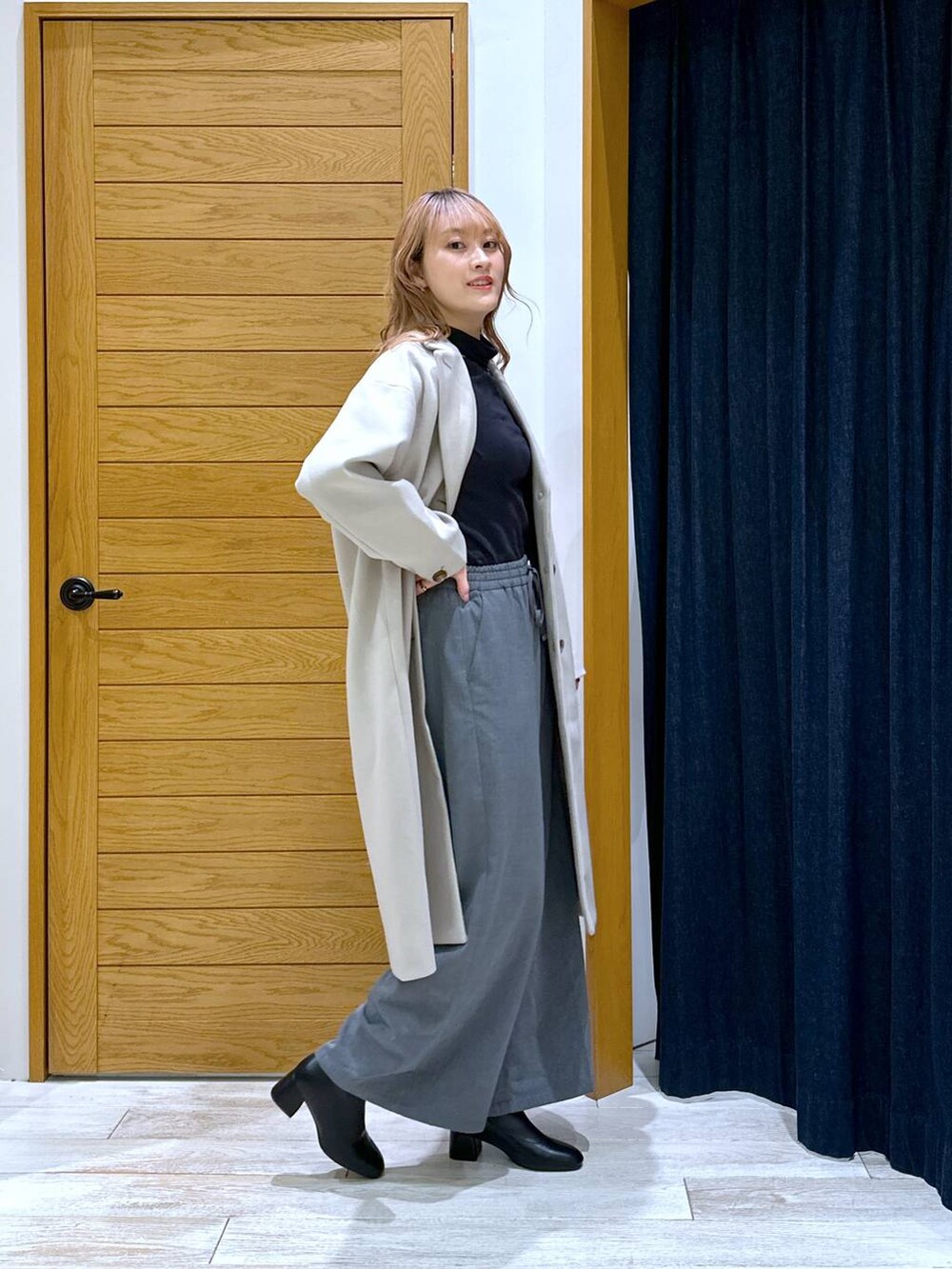 「高身長、体型カバー、オーバーサイズ、ママコーデ、高見え、カジュアル、BAYFLOW、コート、アウター、パンツ、きれいめ、着痩せ・細見え、旅行、デート/ロマンティック、ヘルシー」｜「BAYFLOWのフレフィットストレッチブーツ（ブーツ、ブラック系）」を使った、ayakabfさん（レディース・172cm）の秋コーディネートの2枚目の写真