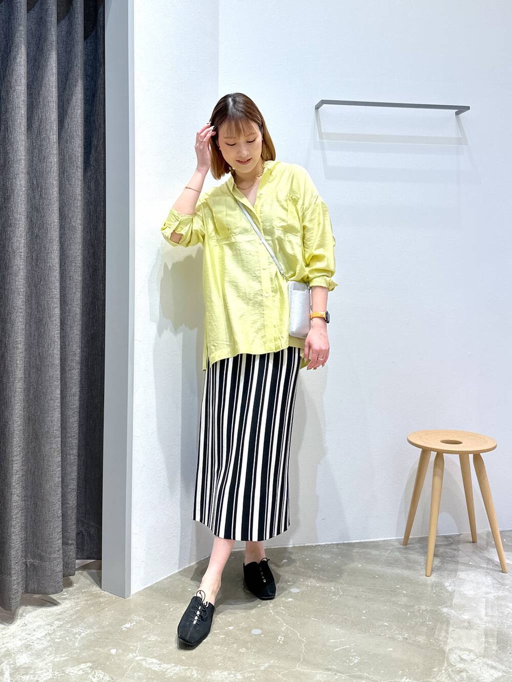 「高身長、体型カバー、オーバーサイズ、ママコーデ、高見え、カジュアル、BAYFLOW、セールコーデ、春コーデ、夏コーデ、春夏コーデ、シャツ、シャツスタイル、スカート、ショルダーバッグ」｜「BAYFLOWの[スマホ・カード収納可♪]多機能キースターミニウォレットショルダー2（財布、シルバー系）」を使った、ayakabfさん（レディース・172cm）の春コーディネートの3枚目の写真