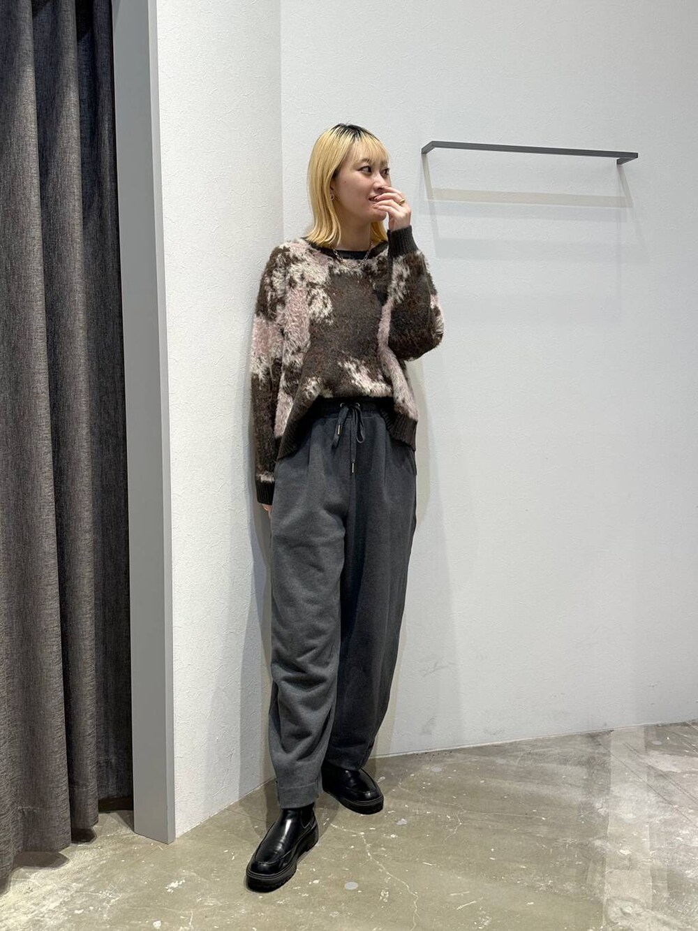 ブラウン系のニット/セーター、グレー系のスウェットパンツを着用したレディースの冬コーディネートの4枚目の写真