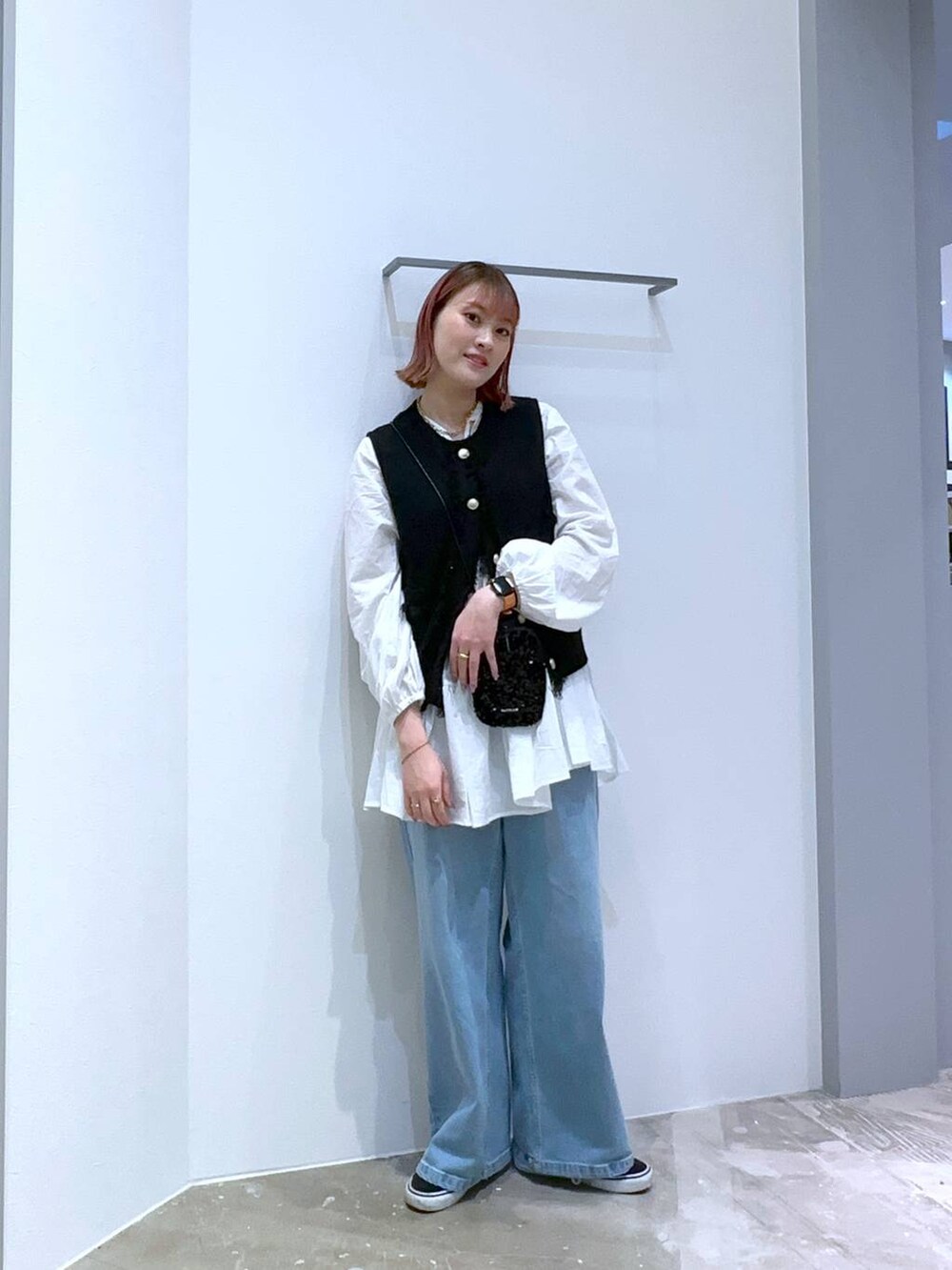 「高身長、体型カバー、オーバーサイズ、ママコーデ、高見え、カジュアル、BAYFLOW、シャツ、ブラウス、デニムパンツ、ワイドパンツ、スニーカー、ベスト、きれいめ、きれいめカジュアル」｜「BAYFLOWの[スマホ・カード収納可♪]多機能スパンコールミニショルダー（ショルダーバッグ、ブラック系）」を使った、ayakabfさん（レディース・172cm）の春コーディネートの4枚目の写真