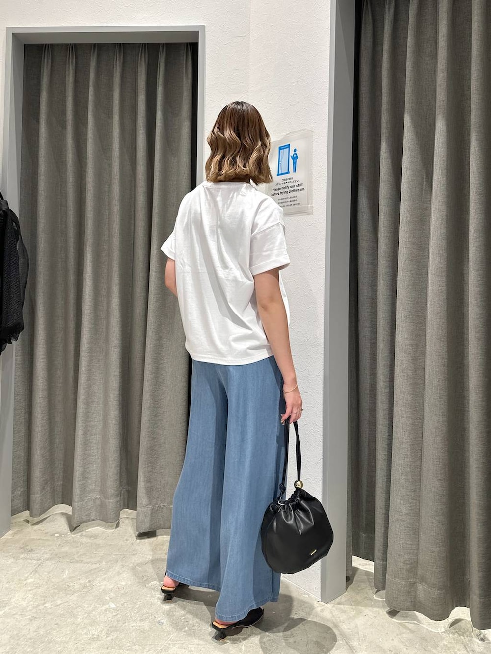 「高身長、体型カバー、オーバーサイズ、ママコーデ、骨格ストレート、高見え、カジュアル、BAYFLOW、Tシャツ、白Tシャツ、ワイドパンツ、デニムパンツ、サンダル、セールコーデ、and STセール」｜「BAYFLOWの[ヴィンテージ感漂う風合い]ピグメントロゴショートスリーブT（Tシャツ/カットソー、ホワイト系）」を使った、ayakabfさん（レディース・172cm）の夏コーディネートの3枚目の写真