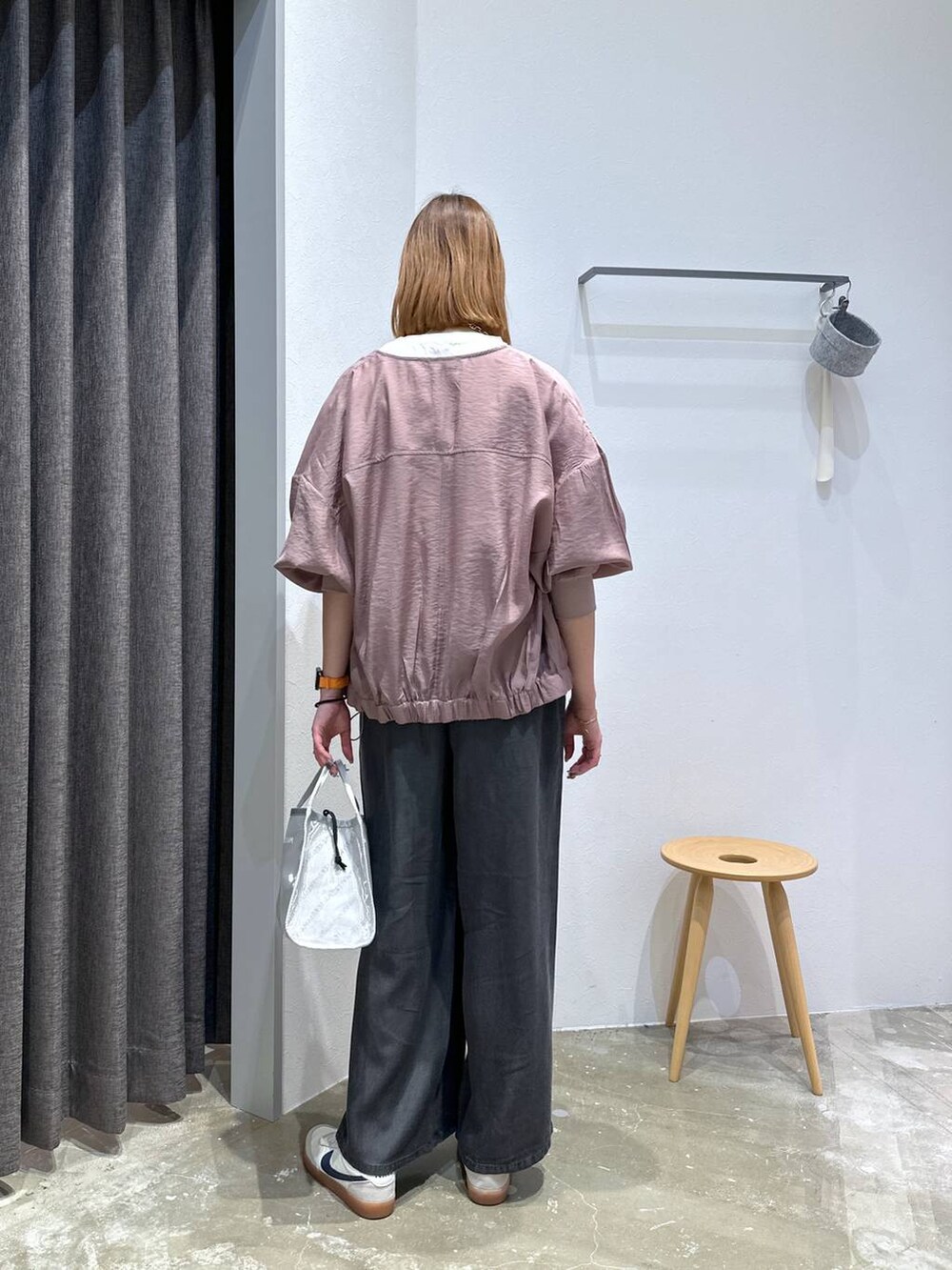 ホワイト系のTシャツ/カットソー、ブラック系のその他パンツ、ピンク系のブルゾンを着用したレディースの夏コーディネートの3枚目の写真