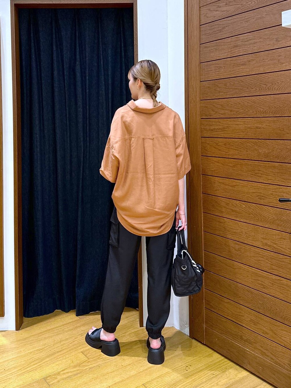 ブラック系のサンダル、ブラック系のカーゴパンツ、ブラック系のトートバッグを着用したレディースの夏コーディネートの3枚目の写真