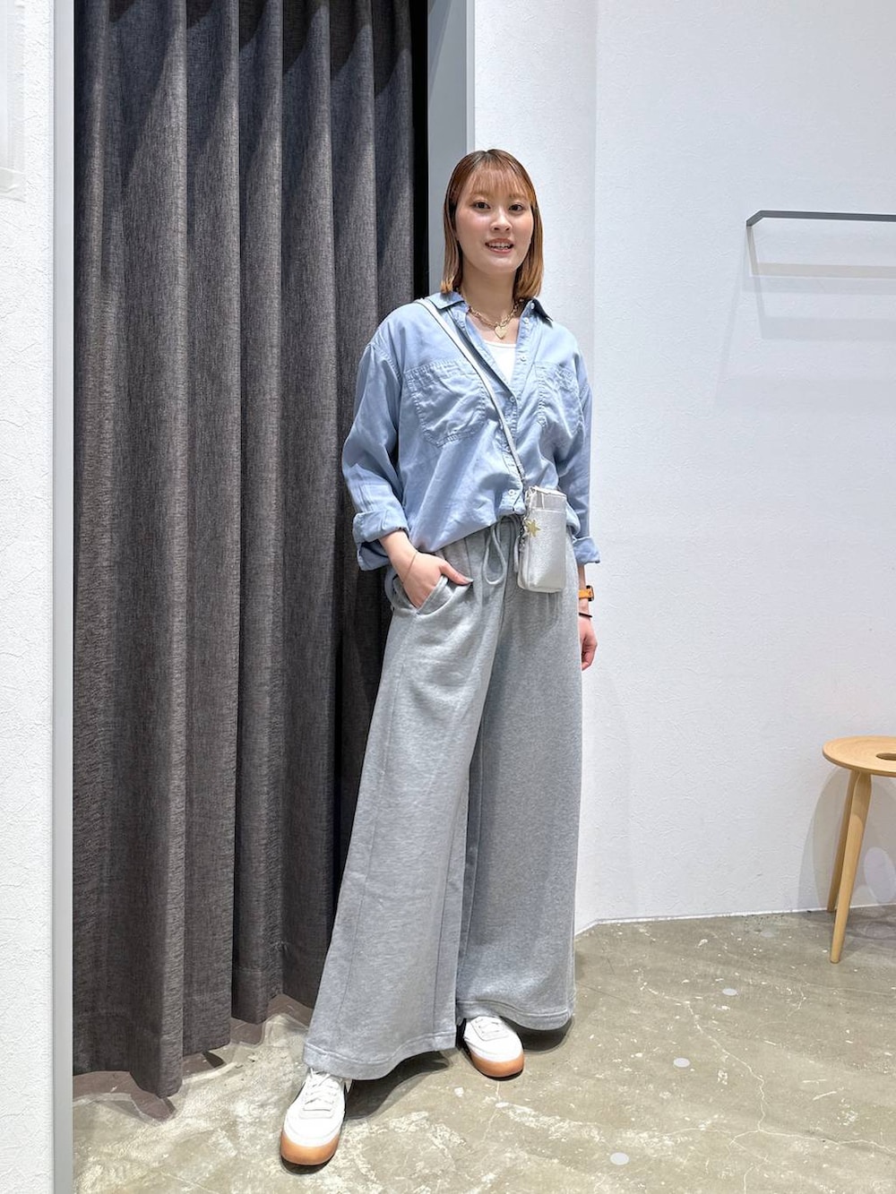 「高身長、体型カバー、オーバーサイズ、ママコーデ、高見え、カジュアル、BAYFLOW、シャツ、シャツスタイル、スウェット、スウェットパンツ、スニーカー、ショルダーバッグ、ラフ、ゆったり」｜「BAYFLOWの[スマホ・カード収納可♪]多機能キースターミニウォレットショルダー2（財布、シルバー系）」を使った、ayakabfさん（レディース・172cm）の春コーディネートの4枚目の写真
