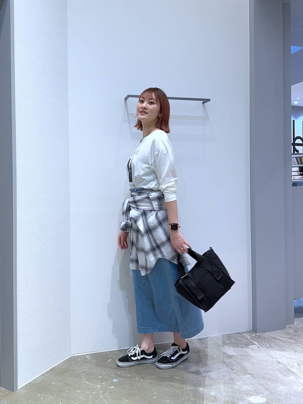 ホワイト系のTシャツ/カットソー、ブラック系のトートバッグ、ホワイト系のシャツ/ブラウスを着用したレディースの春コーディネートの2枚目の写真