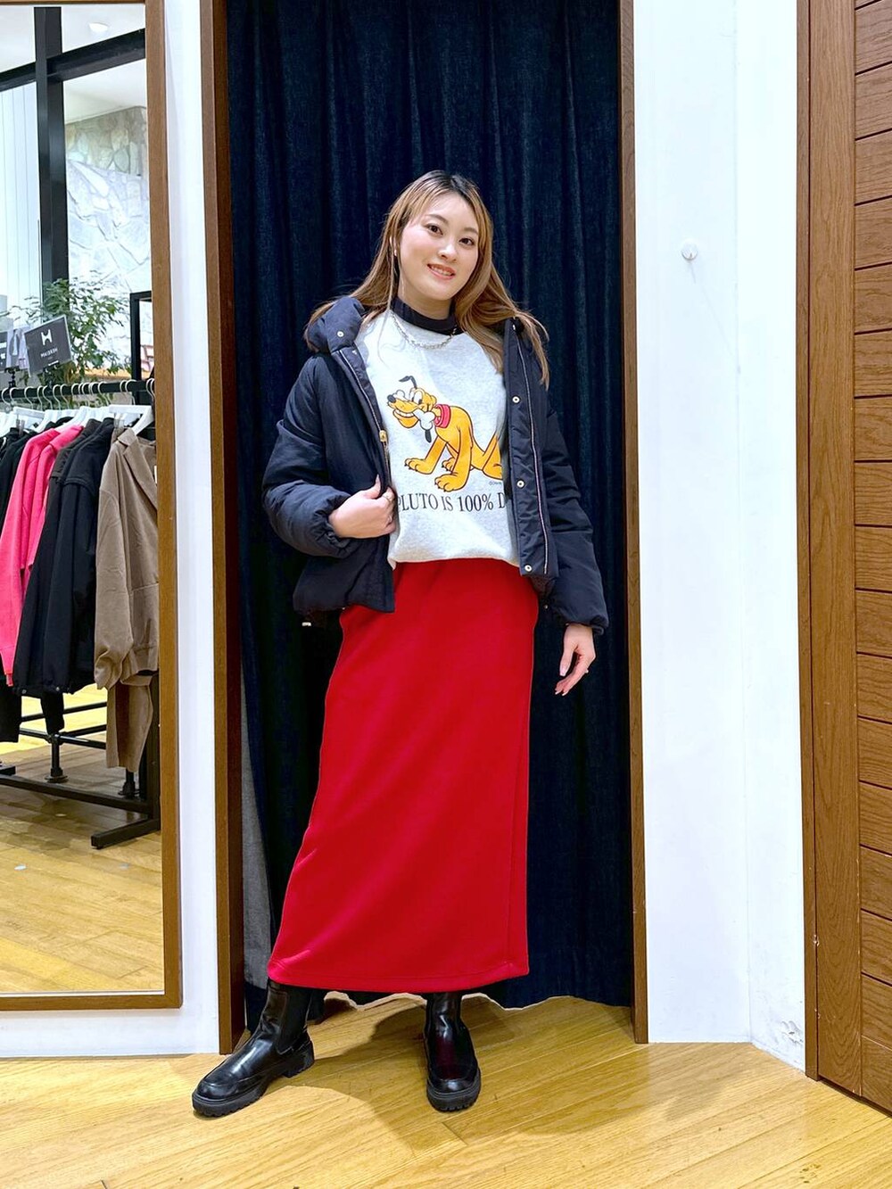 ブルー系のダウンジャケット/コート、ブラック系のブーツ、ブラック系のTシャツ/カットソーを着用したレディースの冬コーディネートの4枚目の写真