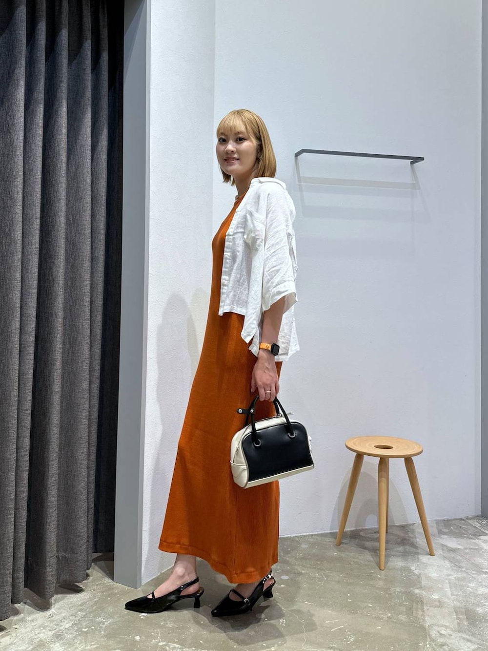 「高身長、体型カバー、オーバーサイズ、ママコーデ、骨格ストレート、高見え、カジュアル、BAYFLOW、ワンピース、シャツ、シャツスタイル、サンダル、ショルダーバッグ、and ST SALE、夏コーデ」｜「BAYFLOWの[足への負担が少ない]フレフィットBスリングミュール（その他シューズ、ブラック系）」を使った、ayakabfさん（レディース・172cm）の秋コーディネートの2枚目の写真