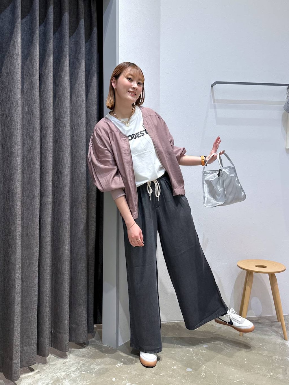 ホワイト系のTシャツ/カットソー、ブラック系のその他パンツ、ピンク系のブルゾンを着用したレディースの夏コーディネートの4枚目の写真