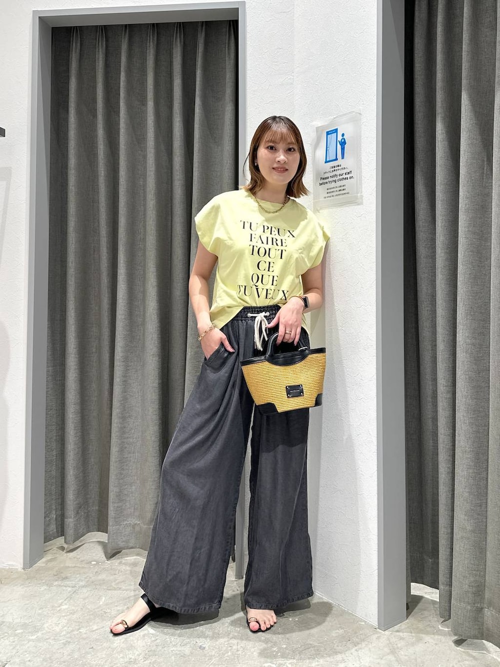 ブラック系のショルダーバッグ、ブラック系のその他パンツ、ブラック系のサンダルを着用したレディースの夏コーディネートの5枚目の写真