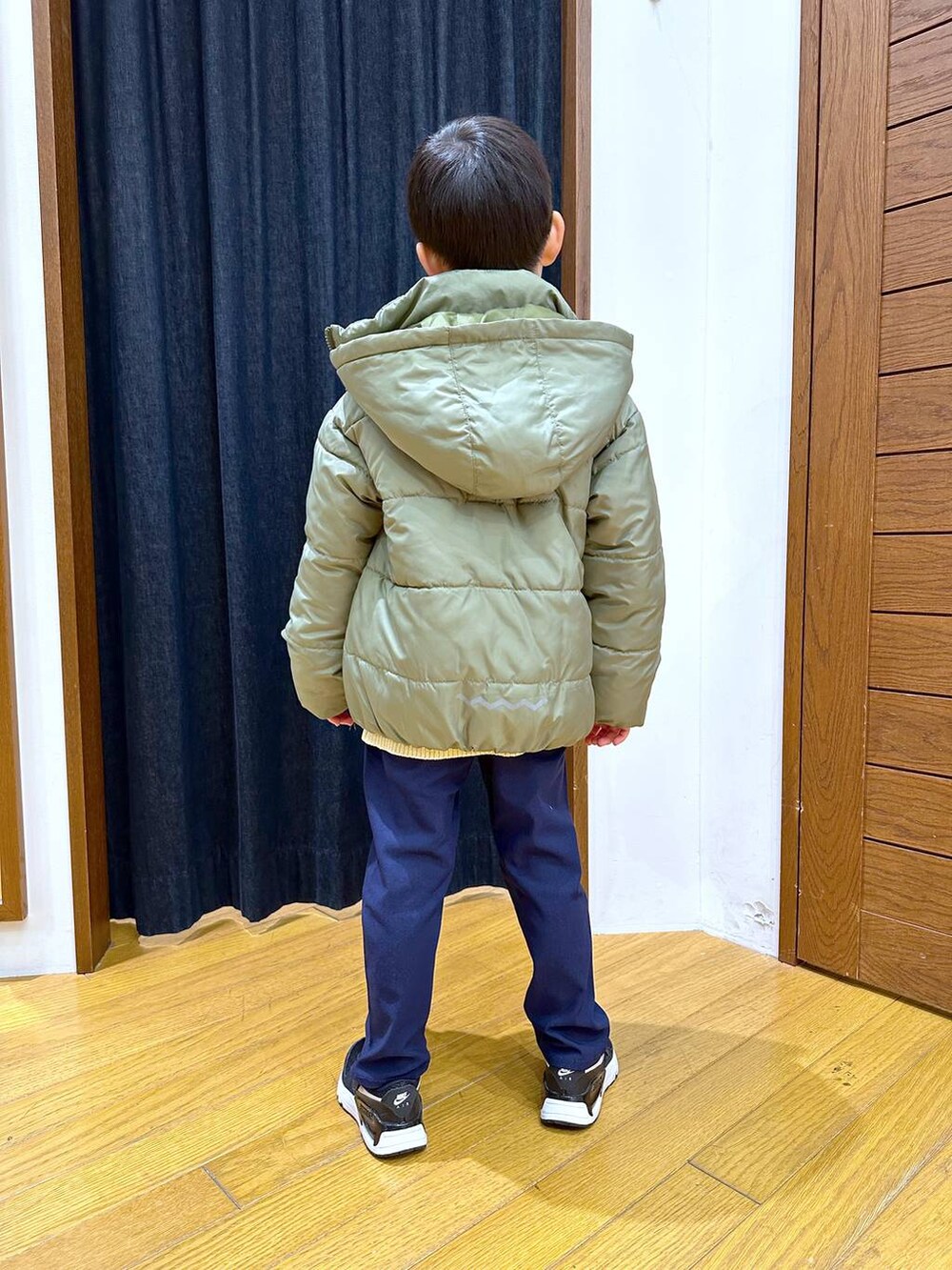 「高身長、体型カバー、オーバーサイズ、高見え、カジュアル、BAYFLOW、ニット、アウター、キッズ服、キッズ、スニーカー、ウォッシャブル、冬コーデ、セールコーデ、テーマパーク」｜「BAYFLOWの[軽くてあったか♪] エアサーマルフードジャケット (KIDS)（ダウンジャケット/コート、グリーン系）」を使った、ayakabfさん（キッズ・114cm）の冬コーディネートの3枚目の写真
