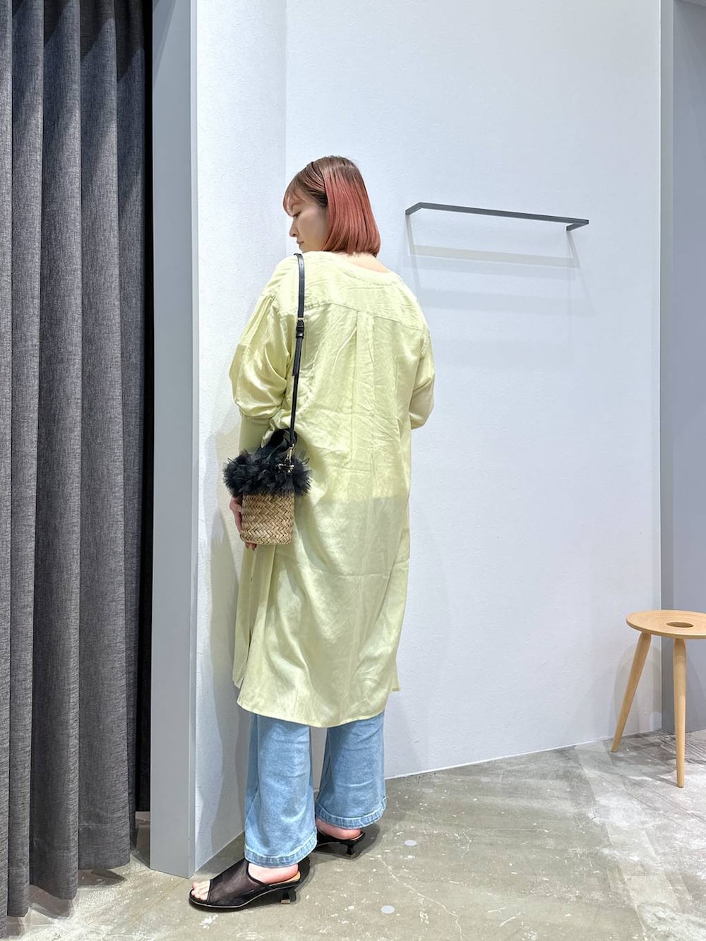 「高身長、体型カバー、オーバーサイズ、ママコーデ、高見え、カジュアル、BAYFLOW、ワンピース、Tシャツ、接触冷感、UVカット、デニムパンツ、ワイドパンツ、サンダル、ショルダーバッグ」｜「BAYFLOWの[長袖で登場!!]シアーシャツワンピース（シャツワンピース、イエロー系）」を使った、ayakabfさん（レディース・172cm）の春コーディネートの3枚目の写真