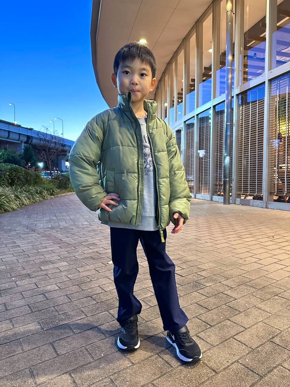 「高身長、体型カバー、オーバーサイズ、カジュアル、BAYFLOW、キッズ服、キッズ、スウェット、アウター、休日コーデ、テーマパーク、セールコーデ、旅行、撥水、ゆったり」｜「BAYFLOWの[軽くてあったか♪] エアサーマルフードジャケット (KIDS)（ダウンジャケット/コート、グリーン系）」を使った、ayakabfさん（キッズ・114cm）の冬コーディネートの4枚目の写真