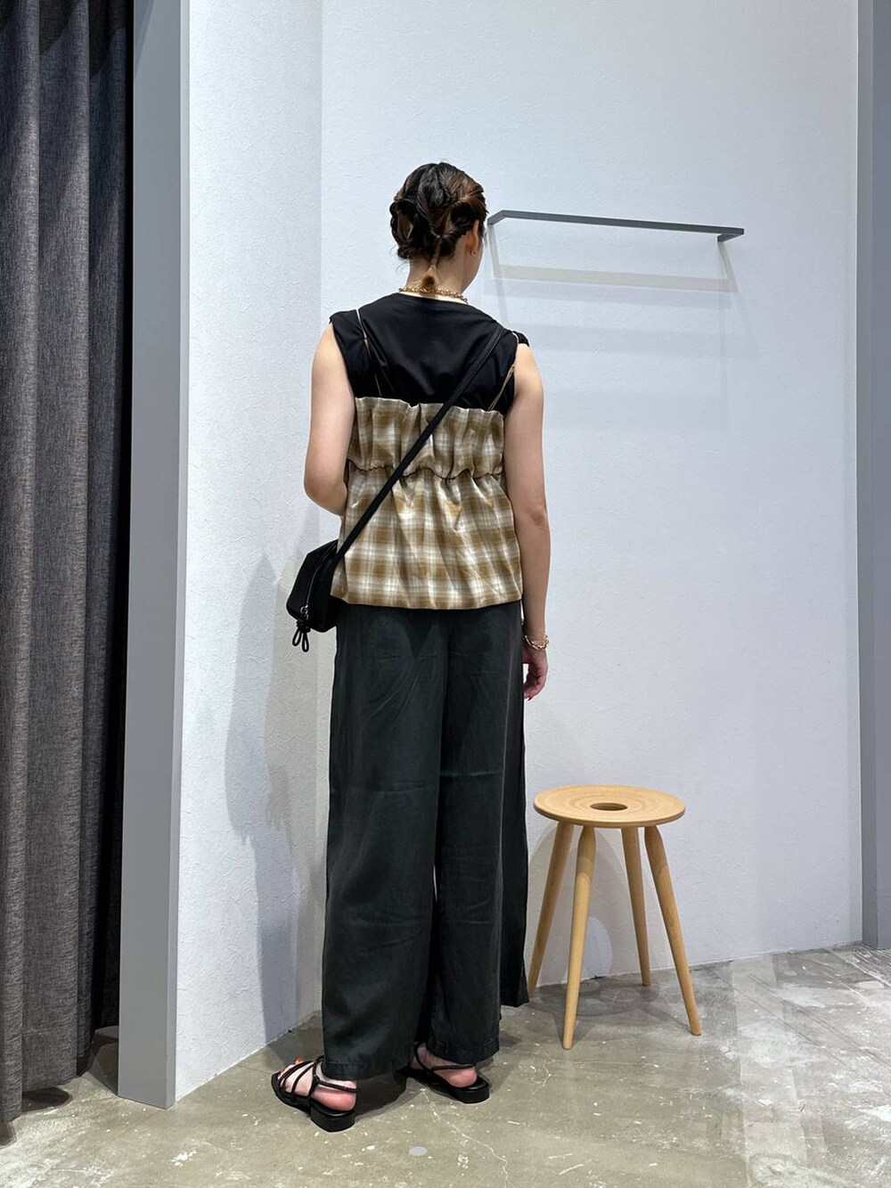 ブラック系のTシャツ/カットソー、グレー系のその他パンツ、ブラック系のサンダルを着用したレディースの秋コーディネートの3枚目の写真