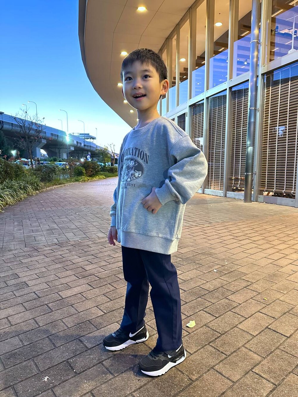 「キッズ、旅行、冬コーデ、体型カバー、オーバーサイズ、高見え、カジュアル、BAYFLOW、キッズ服、ゆったり、スウェット、楽ちんコーデ、ウォッシャブル、テーマパーク」｜「BAYFLOWの[着回し力抜群!]ストレッチツイル起毛パンツ(KIDS)（その他パンツ、ブルー系）」を使った、ayakabfさん（キッズ・114cm）の冬コーディネートの2枚目の写真