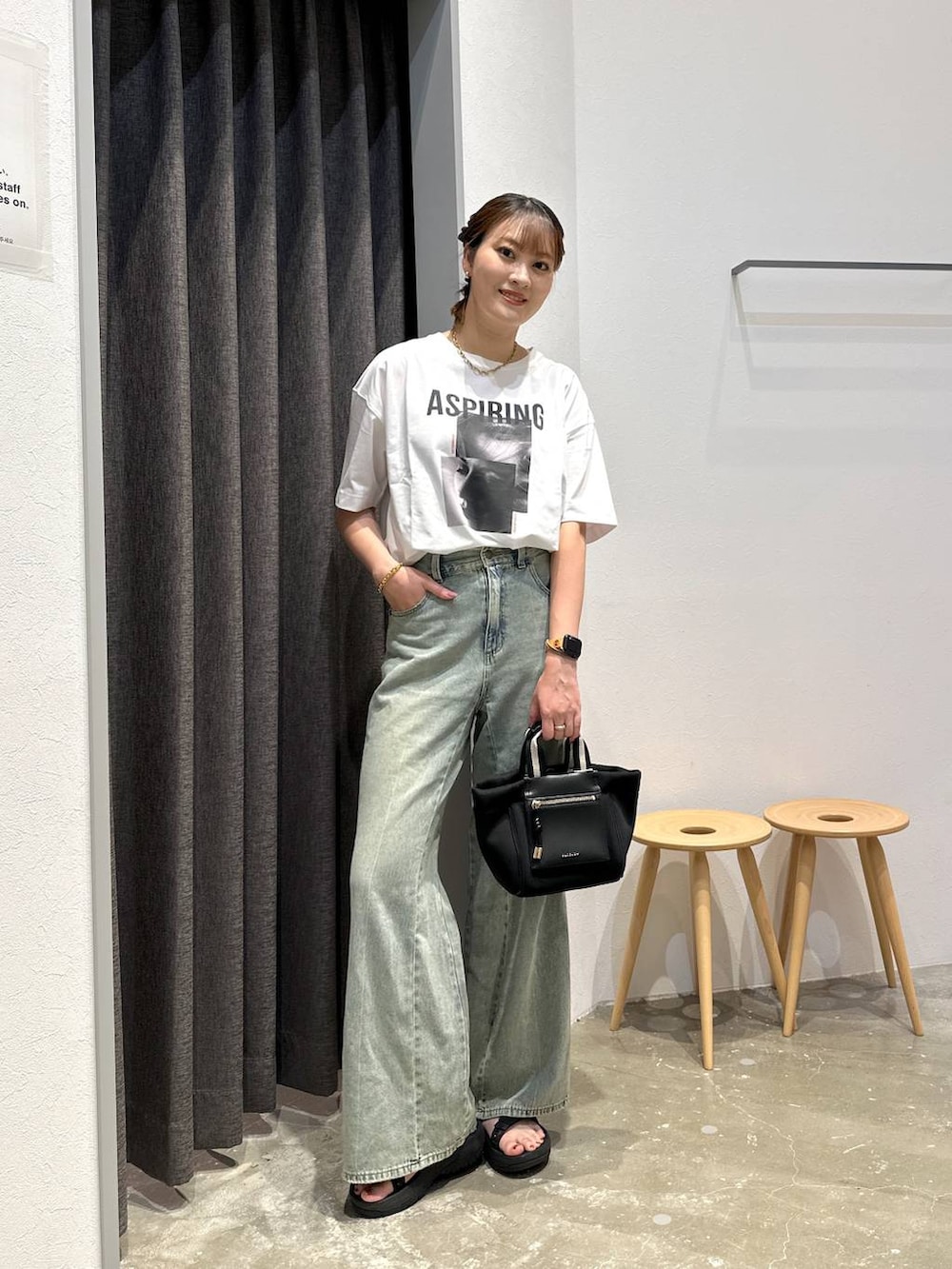 「高身長、体型カバー、オーバーサイズ、ママコーデ、骨格ストレート、高見え、カジュアル、BAYFLOW、Tシャツ、白Tシャツ、デニムパンツ、サンダル、ショルダーバッグ、夏コーデ、セールコーデ」｜「BAYFLOWのフォトプリントワイドＴ（Tシャツ/カットソー、ホワイト系）」を使った、ayakabfさん（レディース・172cm）の夏コーディネートの4枚目の写真