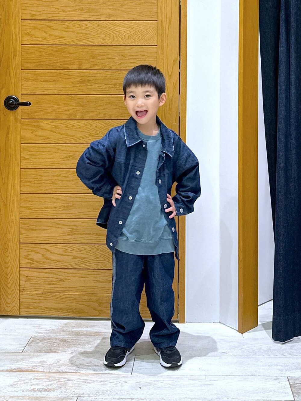 「高身長、オーバーサイズ、高見え、カジュアル、BAYFLOW、キッズ服、キッズ、スニーカー、デニムジャケット、デニムパンツ、ロンT、スウェット、休日コーデ、ウォッシャブル、ユニセックス」｜「BAYFLOWの[綿100%]SUNSETインレイプルオーバー(KIDS)（スウェット、グリーン系）」を使った、ayakabfさん（キッズ・114cm）の冬コーディネートの4枚目の写真
