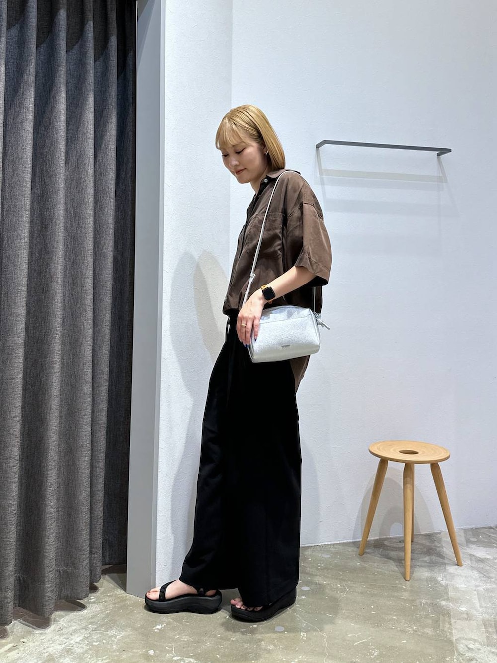 「高身長、体型カバー、オーバーサイズ、ママコーデ、骨格ストレート、高見え、カジュアル、BAYFLOW、シャツ、シャツスタイル、パンツ、サンダル、ショルダーバッグ、夏コーデ、きれいめ」｜「BAYFLOWの[簡単ブラウジング]2WAYスタンダード半袖シャツ（シャツ/ブラウス、ブラウン系）」を使った、ayakabfさん（レディース・172cm）の夏コーディネートの2枚目の写真