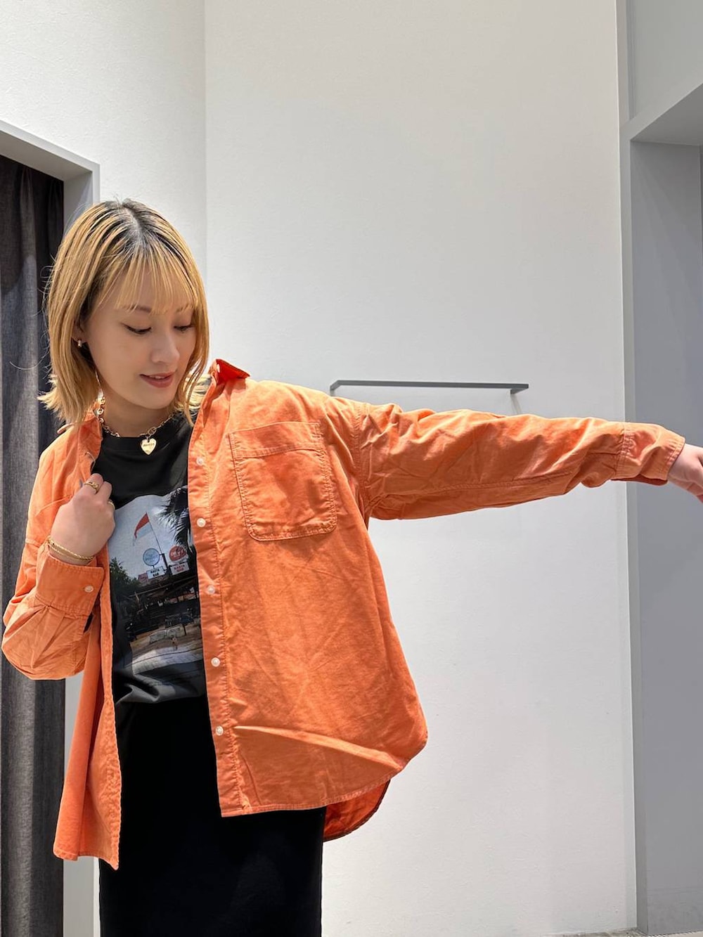 ピンク系のシャツ/ブラウス、ベージュ系のトートバッグ、ブラック系のスカートを着用したレディースの秋コーディネートの6枚目の写真