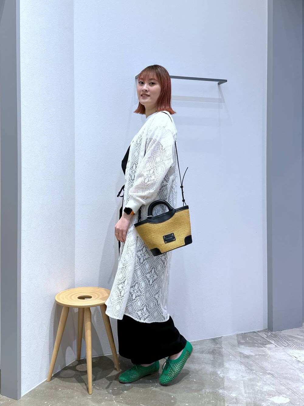 「高身長、体型カバー、オーバーサイズ、ママコーデ、高見え、カジュアル、BAYFLOW、サロペット、接触冷感、UVカット、ワンピース、春コーデ、春夏コーデ、春アウター、きれいめ」｜「BAYFLOWの[丸みのあるバックシルエット]シルケットドルマンショートスリーブT（Tシャツ/カットソー、ホワイト系）」を使った、ayakabfさん（レディース・172cm）の春コーディネートの2枚目の写真