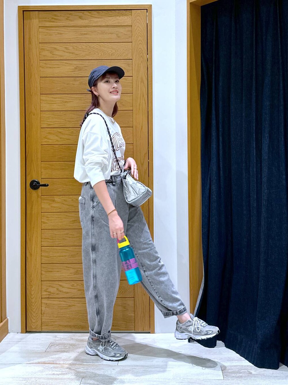 「高身長、体型カバー、オーバーサイズ、ママコーデ、高見え、カジュアル、BAYFLOW、デニムパンツ、ロンT、ベイフローのデニム _BAYFLOW、キャップ、スニーカー、テーマパーク、楽ちんコーデ、ゆったり」｜「BAYFLOWのキルト変形ミニショルダー（ショルダーバッグ、シルバー系）」を使った、ayakabfさん（レディース・172cm）の秋コーディネートの2枚目の写真