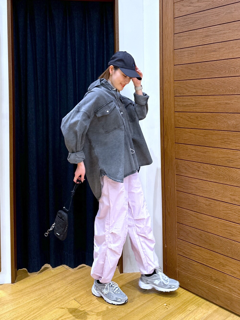 パープル系のその他パンツ、ブラック系のシャツ/ブラウス、ホワイト系のTシャツ/カットソーを着用したレディースの冬コーディネートの2枚目の写真