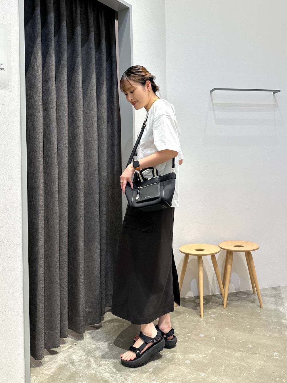 「高身長、体型カバー、オーバーサイズ、ママコーデ、骨格ストレート、高見え、カジュアル、BAYFLOW、Tシャツ、白Tシャツ、スカート、サンダル、ショルダーバッグ、ゆったり、楽ちんコーデ」｜「BAYFLOWのフォトプリントワイドＴ（Tシャツ/カットソー、ホワイト系）」を使った、ayakabfさん（レディース・172cm）の夏コーディネートの2枚目の写真