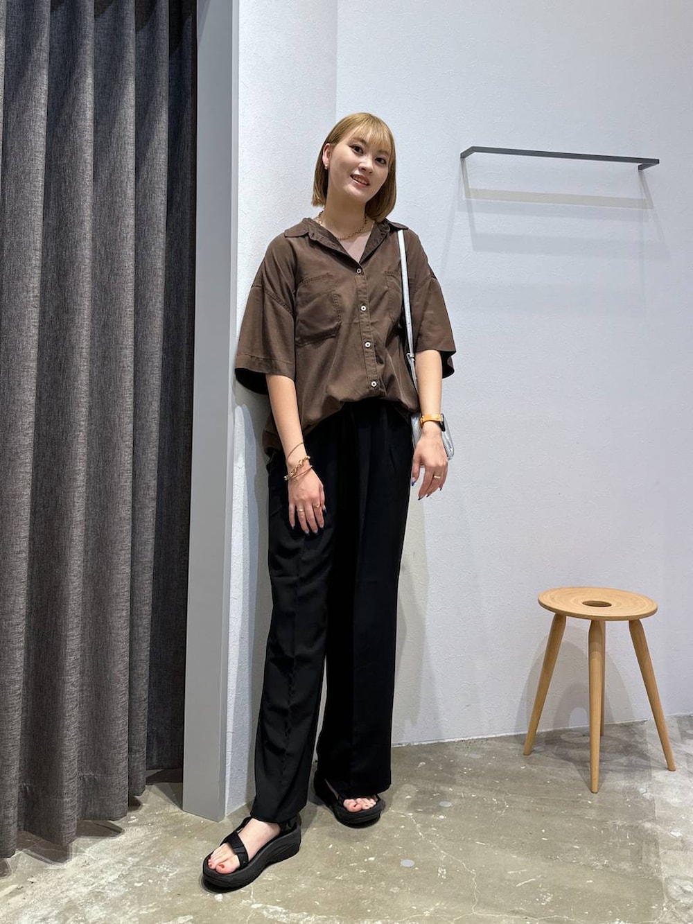「高身長、体型カバー、オーバーサイズ、ママコーデ、骨格ストレート、高見え、カジュアル、BAYFLOW、シャツ、シャツスタイル、パンツ、サンダル、ショルダーバッグ、夏コーデ、きれいめ」｜「BAYFLOWの[簡単ブラウジング]2WAYスタンダード半袖シャツ（シャツ/ブラウス、ブラウン系）」を使った、ayakabfさん（レディース・172cm）の夏コーディネートの4枚目の写真