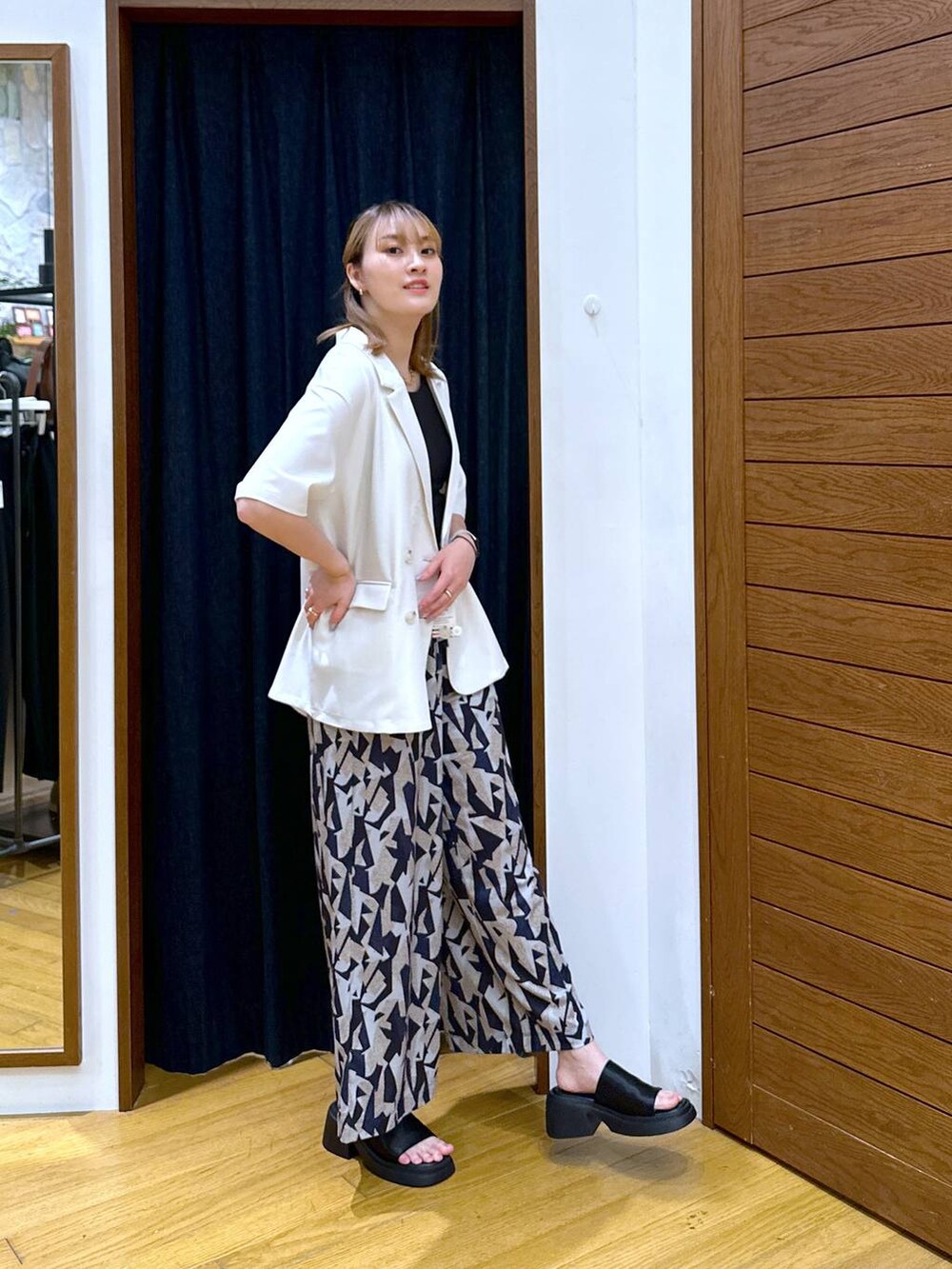 ブラック系のサンダル、ブルー系のその他パンツ、ブラック系のタンクトップを着用したレディースの夏コーディネートの2枚目の写真