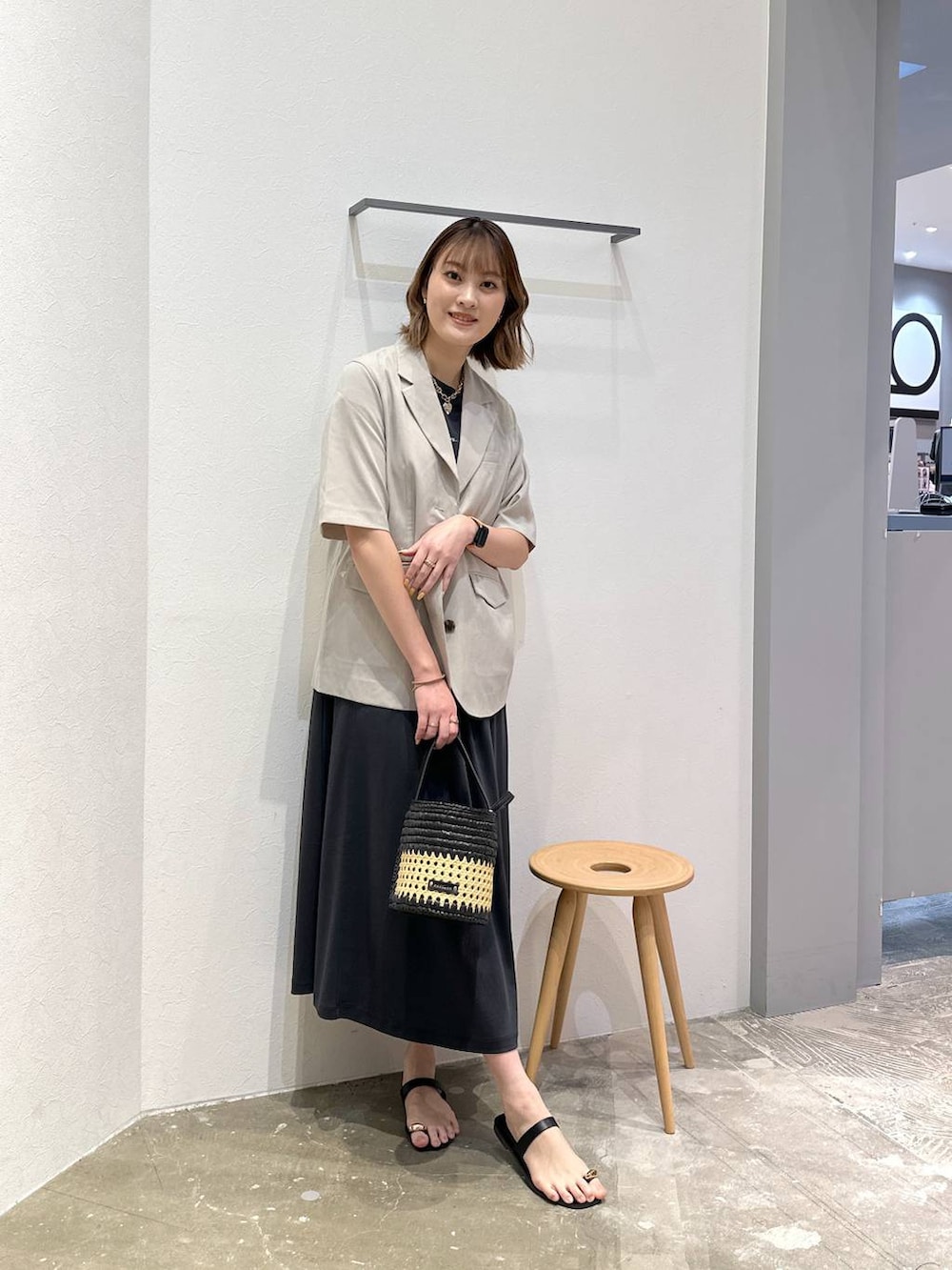 「高見え、女子会、高身長、体型カバー、オーバーサイズ、ママコーデ、骨格ストレート、カジュアル、BAYFLOW、ワンピース、ジャケット、ジャケットスタイル、サンダル、きれいめ、きれいめカジュアル」｜「BAYFLOWのかごめ編みコンビバケツショルダー（ショルダーバッグ、ブラック系）」を使った、ayakabfさん（レディース・172cm）の夏コーディネートの4枚目の写真