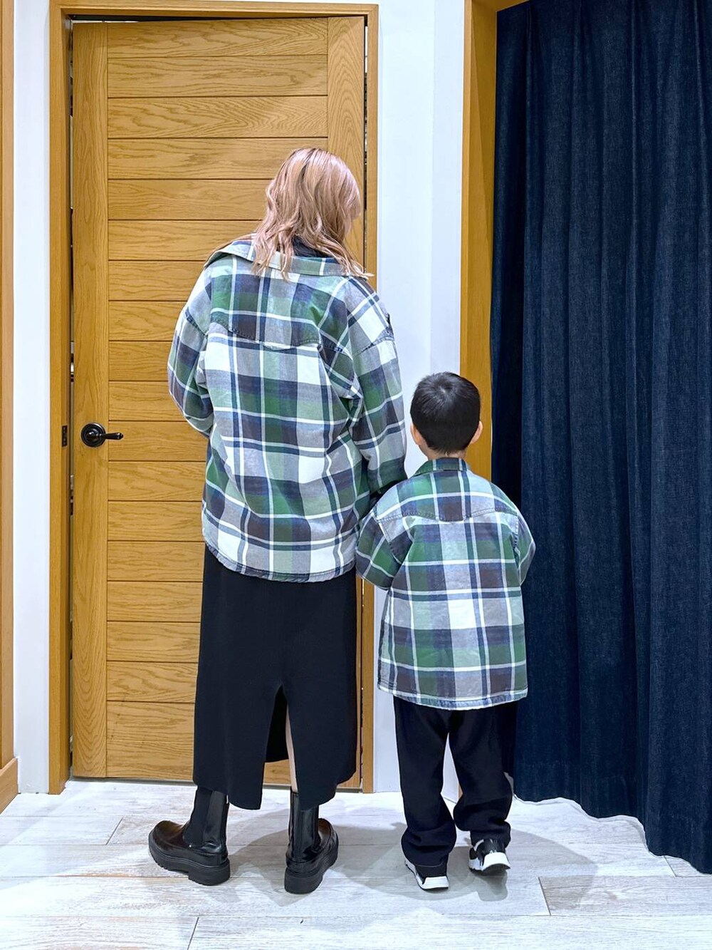 ホワイト系のシャツ/ブラウス、ブラック系のニット/セーター、ブラック系のブーツを着用したレディースの冬コーディネートの3枚目の写真