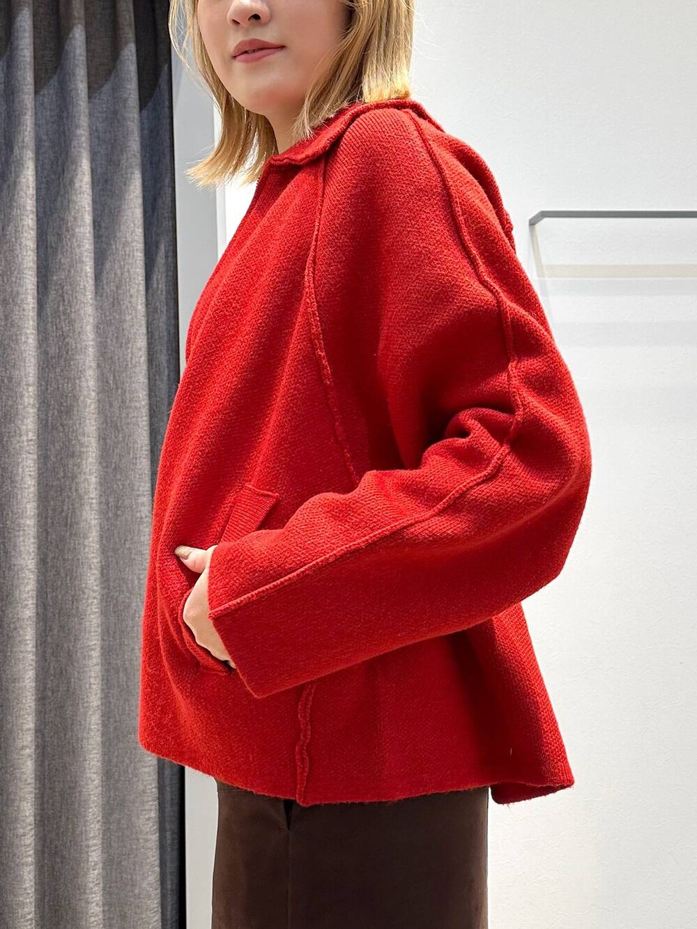 ホワイト系のTシャツ/カットソー、ブラウン系のスカート、ブラック系のトートバッグを着用したレディースの秋コーディネートの5枚目の写真