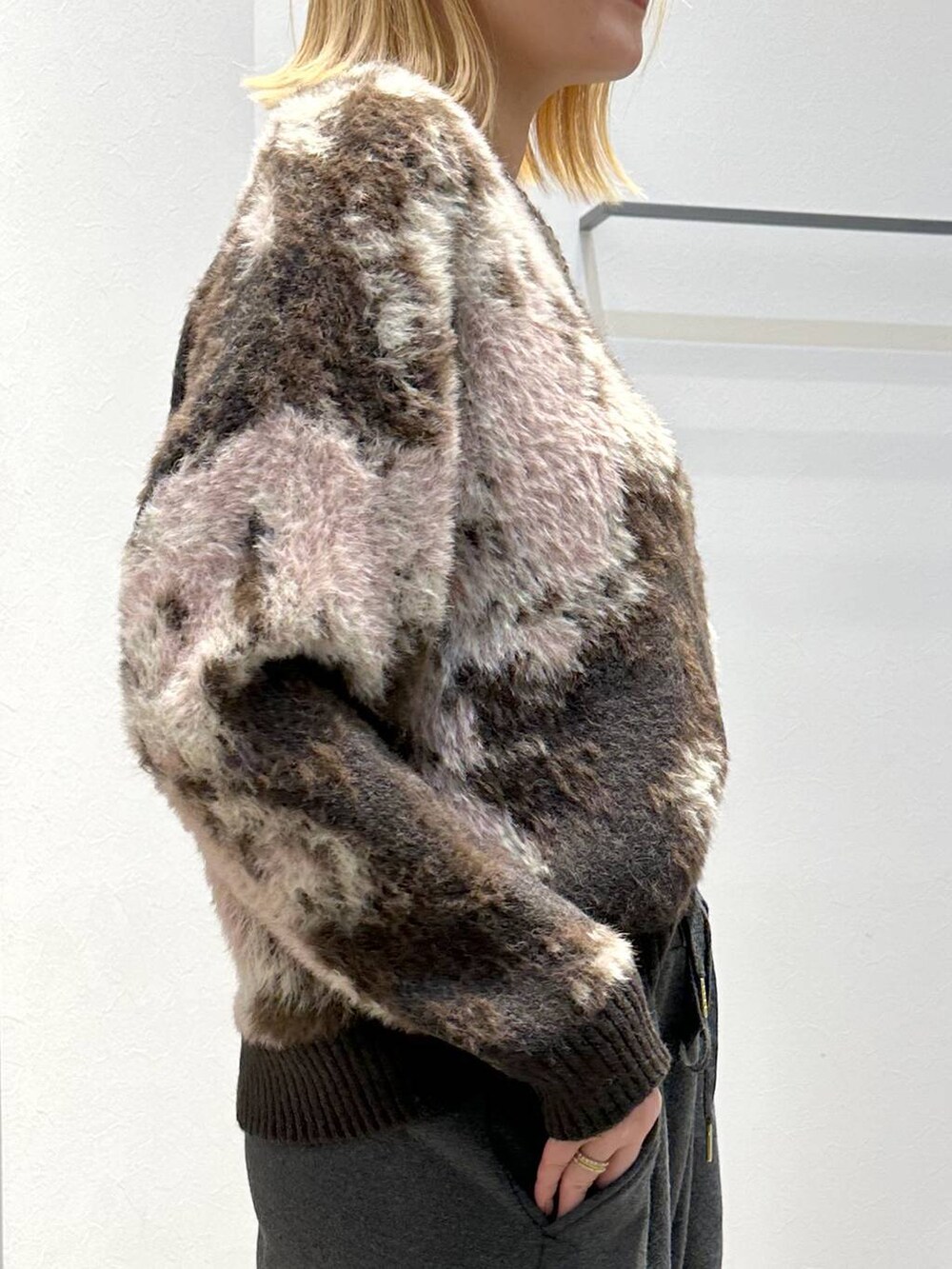 ブラウン系のニット/セーター、グレー系のスウェットパンツを着用したレディースの冬コーディネートの7枚目の写真