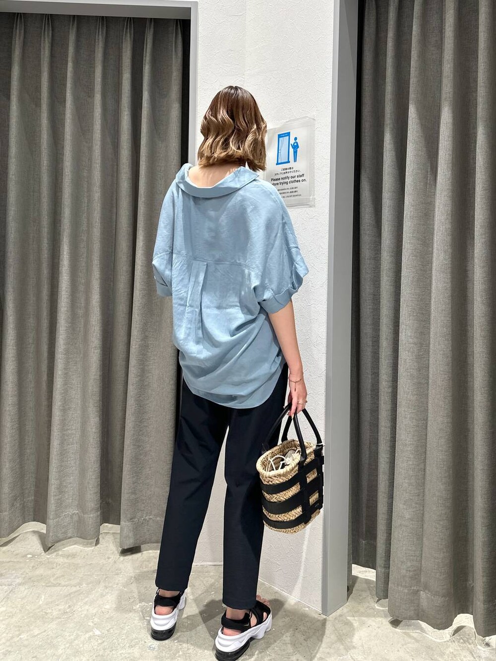 ブラック系のかごバッグ、ブルー系のシャツ/ブラウス、ブラック系のその他パンツを着用したレディースの夏コーディネートの3枚目の写真