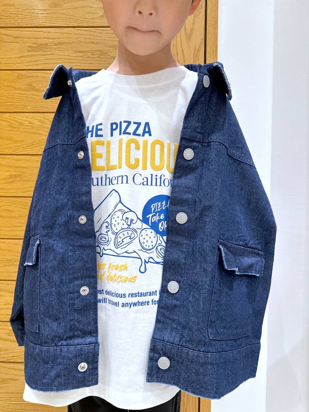 「楽ちんコーデ、デニムジャケット、休日コーデ、オーバーサイズ、高見え、カジュアル、BAYFLOW、キッズ服、キッズ、ゆったり、テーマパーク、秋コーデ、旅行、ドットエスティ秋コーデ、ウォッシャブル」｜「BAYFLOWのワイドカーゴパンツ(KIDS）（カーゴパンツ、ブラック系）」を使った、ayakabfさん（レディース・172cm）の秋コーディネートの4枚目の写真