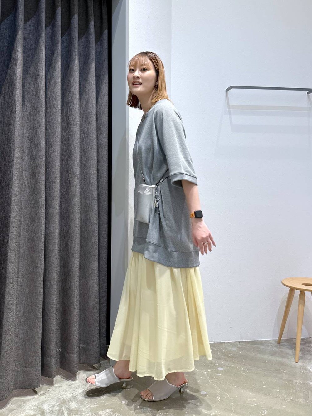 「高身長、体型カバー、オーバーサイズ、ママコーデ、高見え、カジュアル、BAYFLOW、スカート、ロングスカート、サンダル、ショルダーバッグ、骨格ストレート、春コーデ、春夏コーデ、andST春コーデ」｜「BAYFLOWの[スマホ・カード収納可♪]多機能キースターミニウォレットショルダー2（財布、シルバー系）」を使った、ayakabfさん（レディース・172cm）の春コーディネートの2枚目の写真