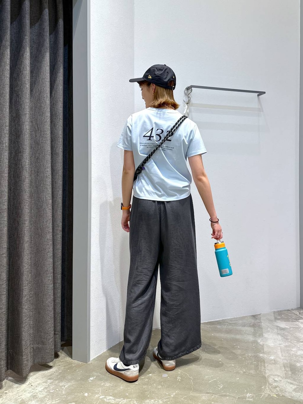 「高身長、体型カバー、オーバーサイズ、ママコーデ、高見え、カジュアル、BAYFLOW、Tシャツ、ワイドパンツ、デニムパンツ、夏コーデ、スニーカー、キャップ、骨格ストレート、HEREIAM」｜「NEW ERAの【HEREIAM】NEW ERA(ニューエラ）／LONG VISOR（撥水）（キャップ、ブラック系）」を使った、ayakabfさん（レディース・172cm）の夏コーディネートの3枚目の写真