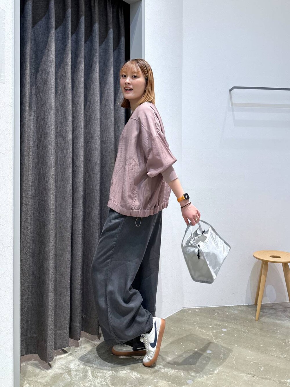 「高身長、体型カバー、オーバーサイズ、ママコーデ、骨格ストレート、高見え、カジュアル、BAYFLOW、Tシャツ、接触冷感、UVカット、ブルゾン、アウター、ワイドパンツ、デニムパンツ」｜「BAYFLOWのアソートロゴショートスリーブT（Tシャツ/カットソー、ブラック系）」を使った、ayakabfさん（レディース・172cm）の夏コーディネートの2枚目の写真