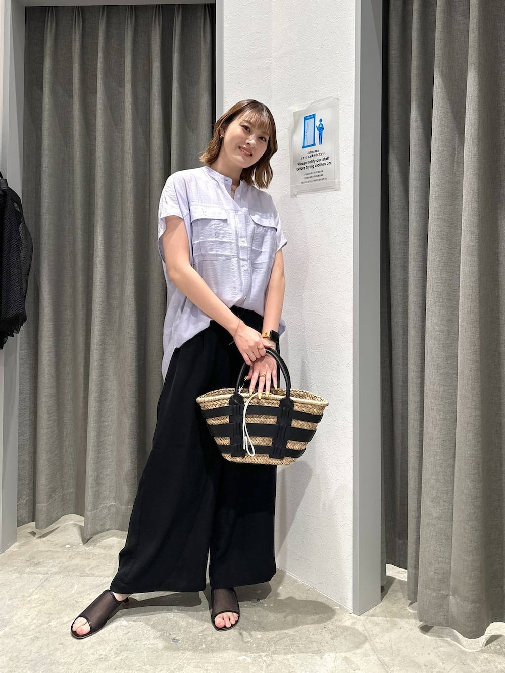 「夏コーデ、高身長、体型カバー、オーバーサイズ、ママコーデ、骨格ストレート、高見え、カジュアル、BAYFLOW、シャツ、シャツスタイル、ワイドパンツ、サンダル、ハンドバッグ、セールコーデ」｜「BAYFLOWの[春先まで使える]リラックスワイドパンツ（その他パンツ、ピンク系）」を使った、ayakabfさん（レディース・172cm）の夏コーディネートの4枚目の写真