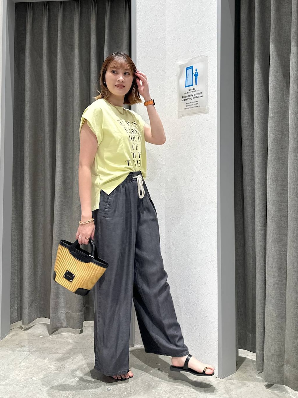 ブラック系のショルダーバッグ、ブラック系のその他パンツ、ブラック系のサンダルを着用したレディースの夏コーディネートの3枚目の写真