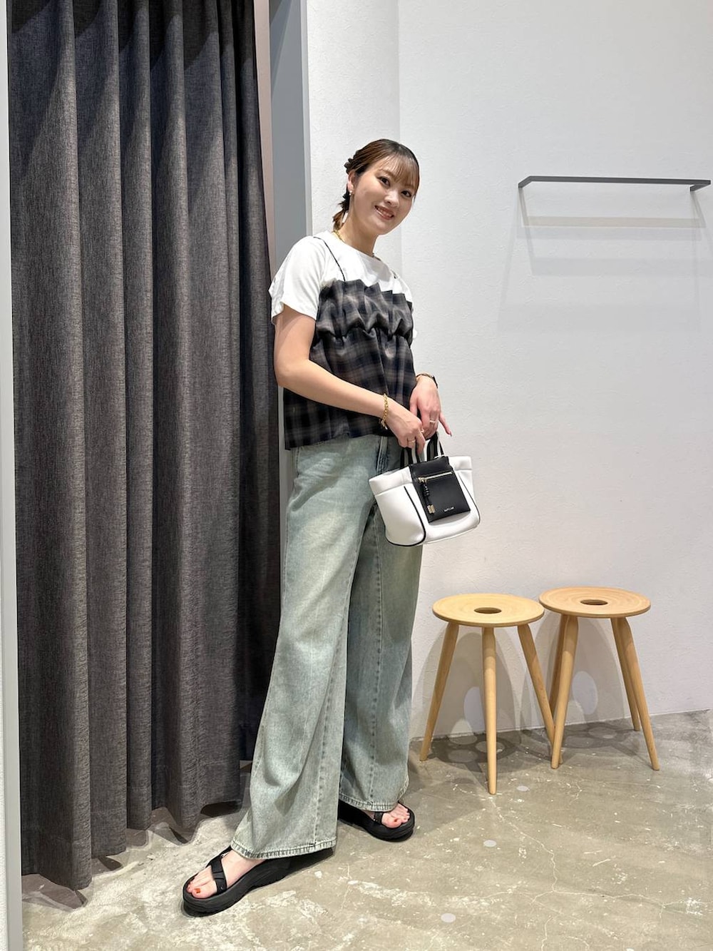 「高身長、体型カバー、オーバーサイズ、ママコーデ、骨格ストレート、高見え、カジュアル、BAYFLOW、ビスチェ、デニムパンツ、Tシャツ、接触冷感、汗ジミ軽減、サンダル、ショルダーバッグ」｜「BAYFLOWの[500mlペットボトルも入る]ポケット付きボンディングショルダー（ショルダーバッグ、ホワイト系）」を使った、ayakabfさん（レディース・172cm）の夏コーディネートの4枚目の写真