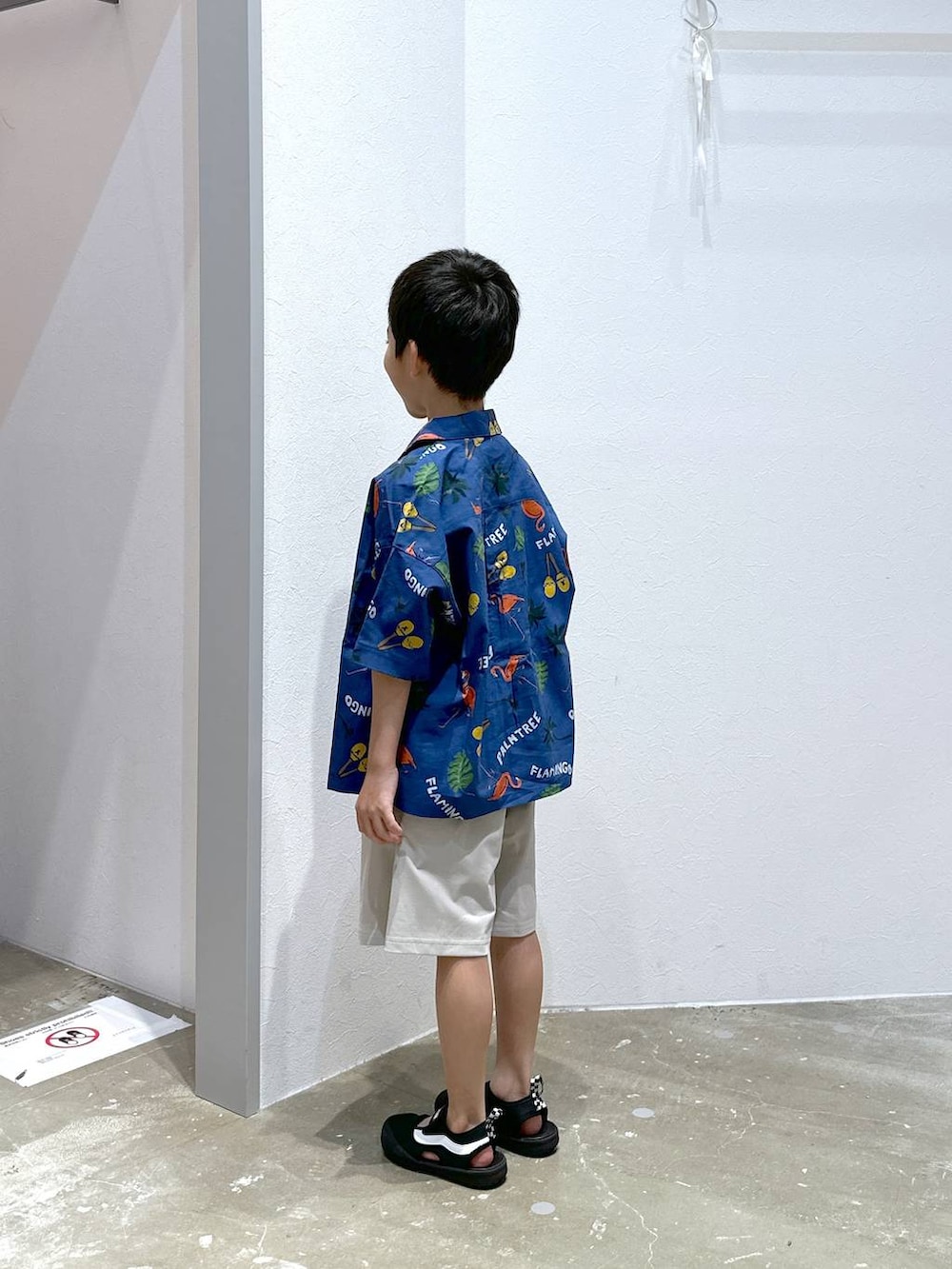 ベージュ系のその他パンツ、ブルー系のシャツ/ブラウスを着用したキッズの夏コーディネートの2枚目の写真