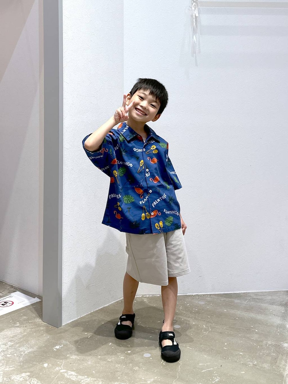 ベージュ系のその他パンツ、ブルー系のシャツ/ブラウスを着用したキッズの夏コーディネートの4枚目の写真