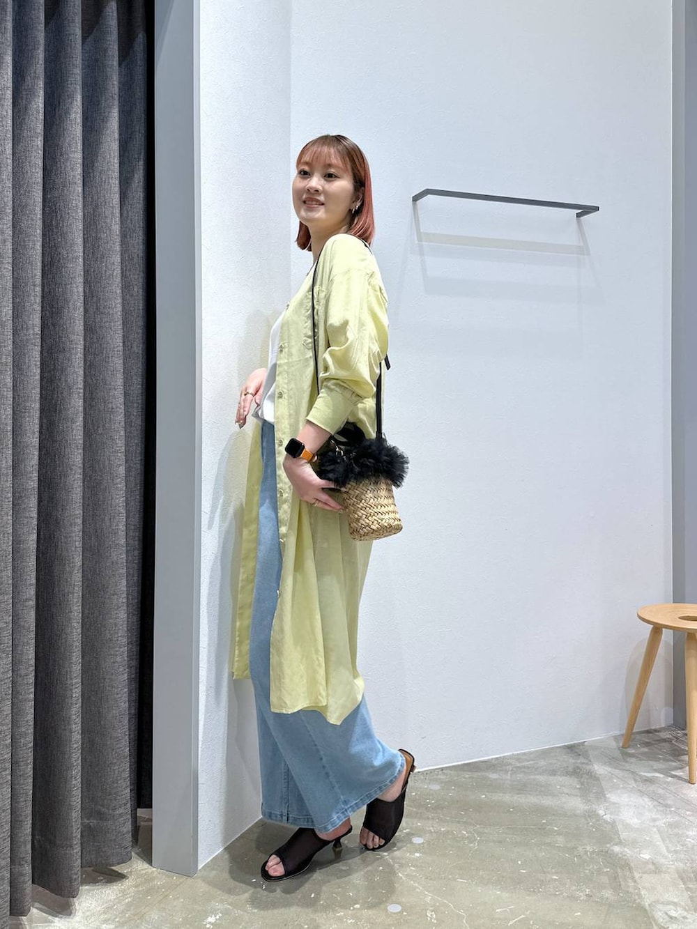 「高身長、体型カバー、オーバーサイズ、ママコーデ、高見え、カジュアル、BAYFLOW、ワンピース、Tシャツ、接触冷感、UVカット、デニムパンツ、ワイドパンツ、サンダル、ショルダーバッグ」｜「BAYFLOWの[長袖で登場!!]シアーシャツワンピース（シャツワンピース、イエロー系）」を使った、ayakabfさん（レディース・172cm）の春コーディネートの2枚目の写真