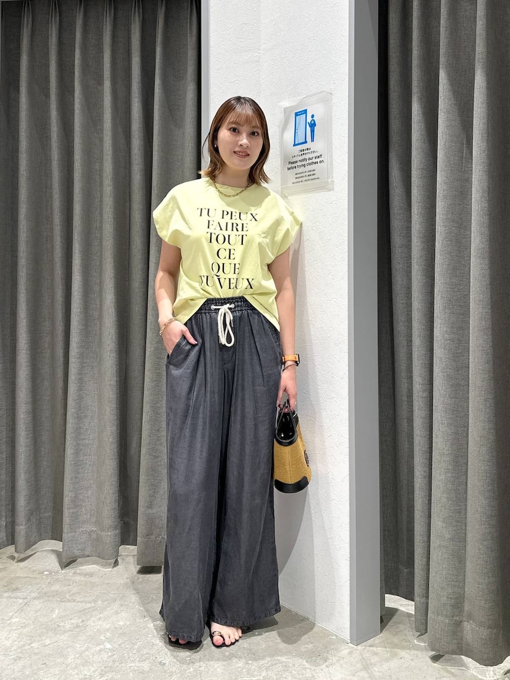 ブラック系のショルダーバッグ、ブラック系のその他パンツ、ブラック系のサンダルを着用したレディースの夏コーディネートの2枚目の写真