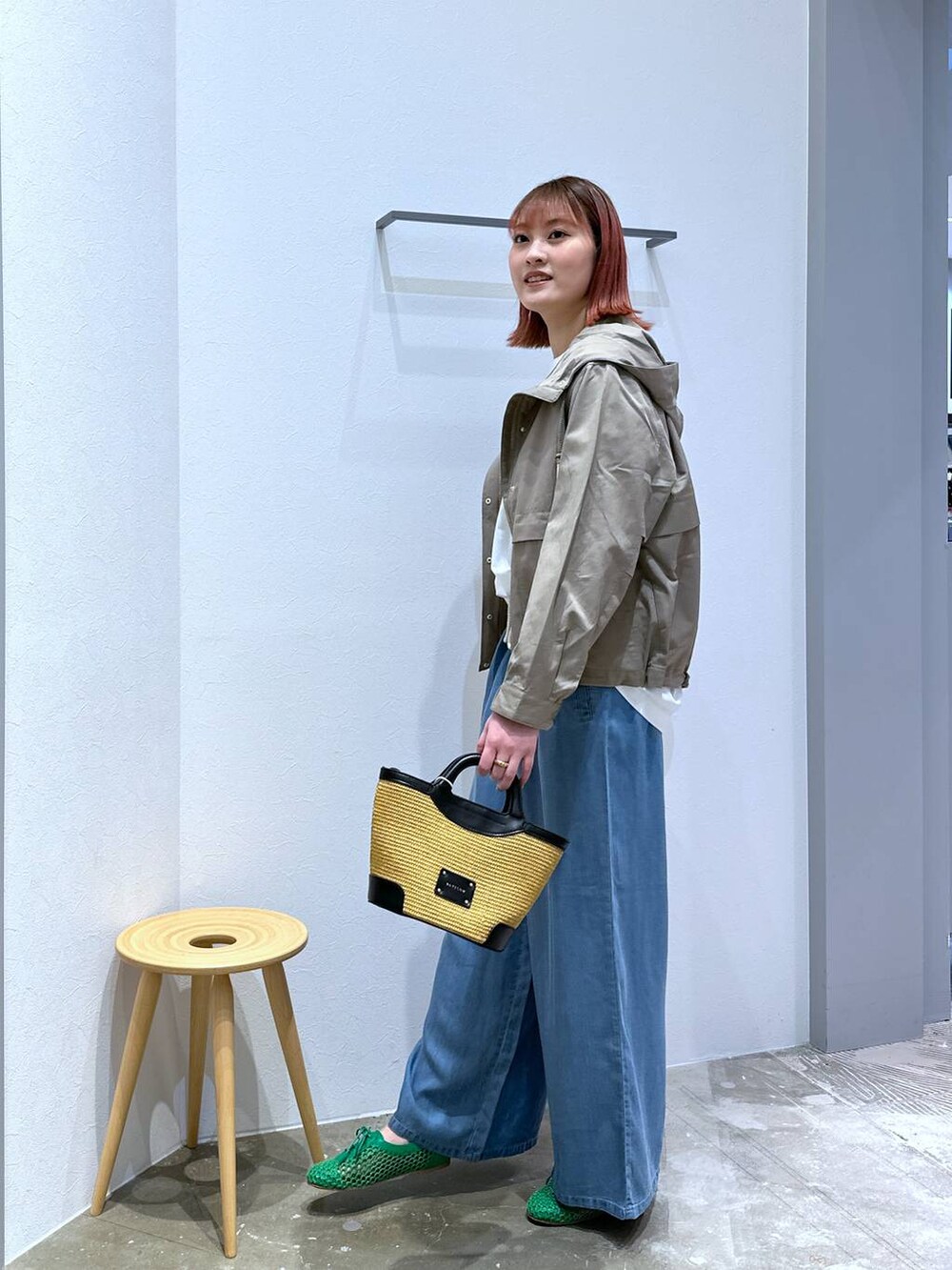 「高身長、カジュアル、春夏コーデ、セールコーデ、撥水、女子ウケ、体型カバー、オーバーサイズ、ママコーデ、高見え、BAYFLOW、マウンテンパーカー、ワイドパンツ、デニムパンツ、ノースリーブ」｜「BAYFLOWの[雨の日も安心な撥水加工付き]マウンテンパーカー（マウンテンパーカー、ベージュ系）」を使った、ayakabfさん（レディース・172cm）の春コーディネートの2枚目の写真