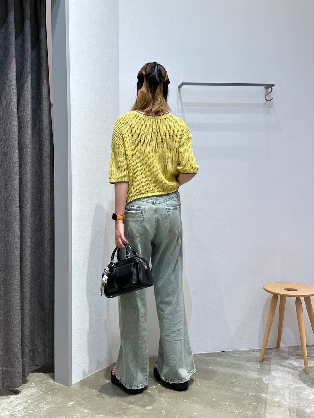 「高身長、体型カバー、オーバーサイズ、ママコーデ、骨格ストレート、高見え、カジュアル、BAYFLOW、ニット、デニムパンツ、ワイドパンツ、サンダル、ハンドバッグ、bijorie、夏コーデ」｜「bijorieの【bijorie】ベストボディブラカップ付きベアトップ（ショート）／NEW BASIC（インナーウェア/肌着、ホワイト系）」を使った、ayakabfさん（レディース・172cm）の夏コーディネートの3枚目の写真