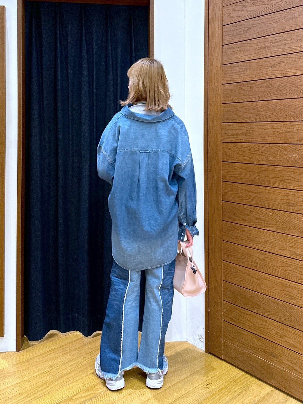 ブルー系のデニムパンツ、グレー系のTシャツ/カットソー、ブルー系のシャツ/ブラウスを着用したレディースの春コーディネートの3枚目の写真